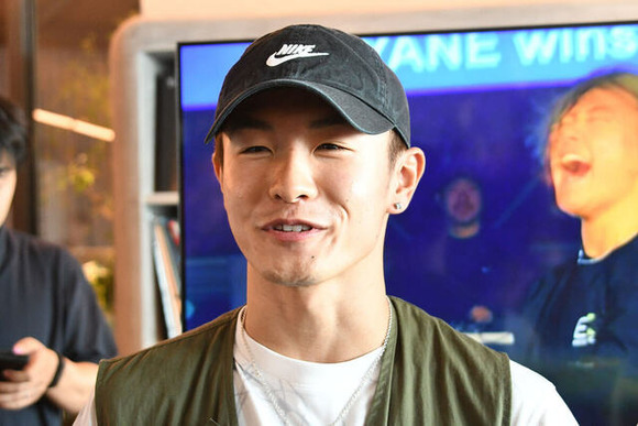 【驚愕】SHIGEKIX（閉会式で北口榛花と旗手）「待ち時間が2時間。その間ずっと北口さんが2本持ってくれてた」