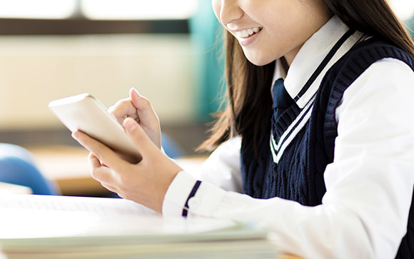 【衝撃】生活保護世帯の高1女子「なんでもかんでもスマホ。スマホなんてこの世から無くなればいいのに」