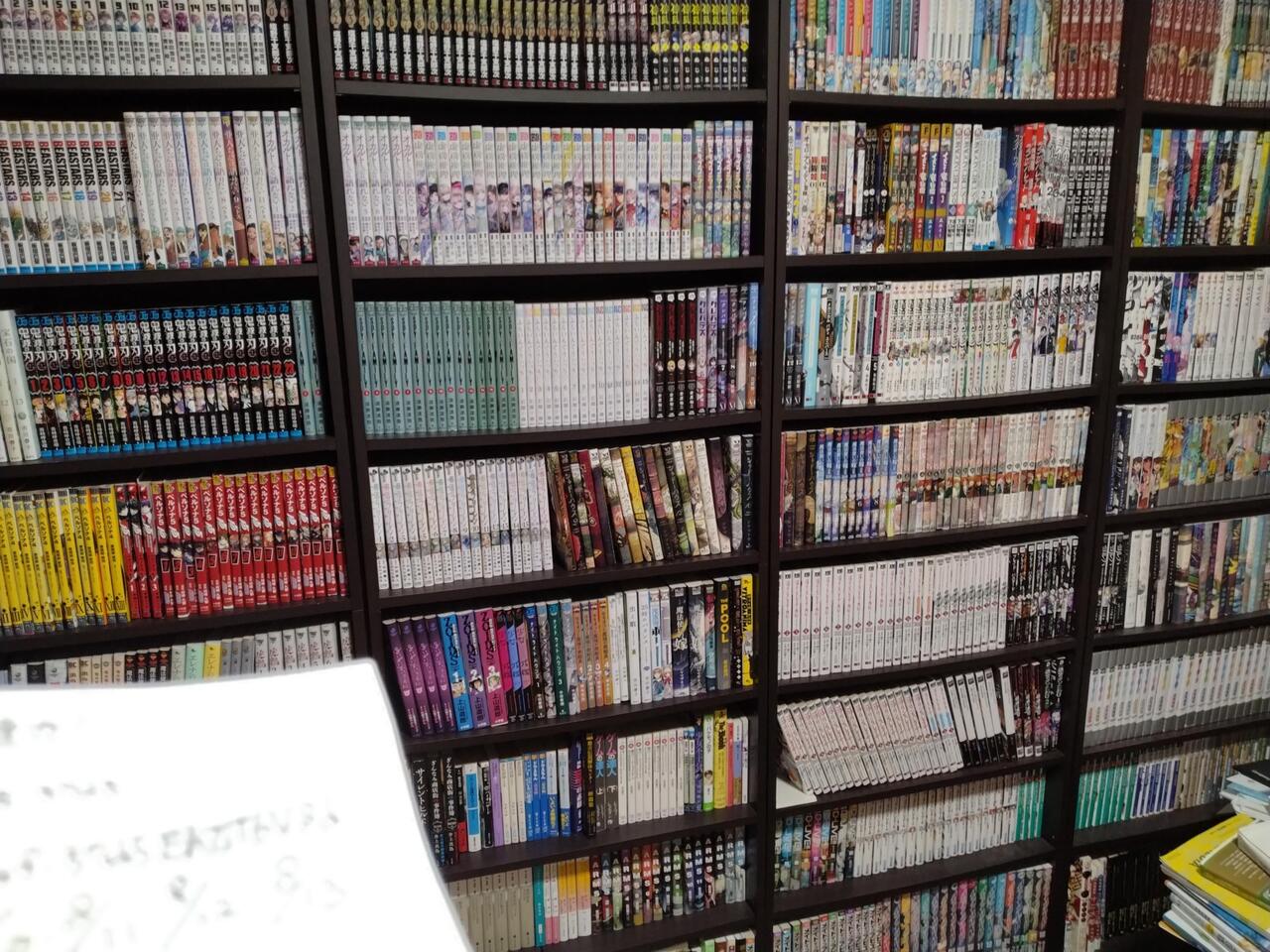 【悲報】紙の漫画が実家に大量にあるんだがお前らどう処分した？・・・・・・・・・