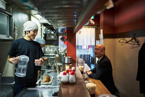 【悲報】ラーメン屋とかで店員と友達になろうとする奴、理解できない・・・・・