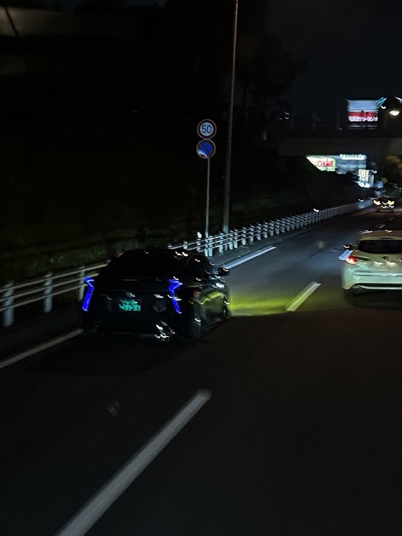 【画像あり】とんでも無く迷惑な改造をした違反プリウスが撮影されるｗｗｗｗｗｗ