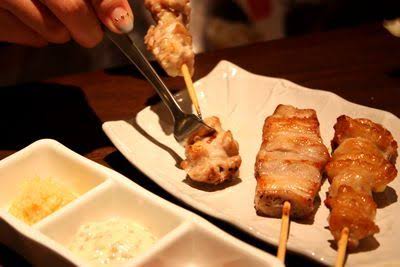 【画像】女の人って焼き鳥こうやって食う奴多いよなｗｗｗｗｗｗｗｗｗｗｗ