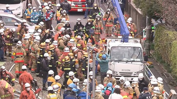 【画像】 東京のマンホール爆発事故、現場に集まった消防士の数が多すぎる…(お前らの想像の5倍は多い)