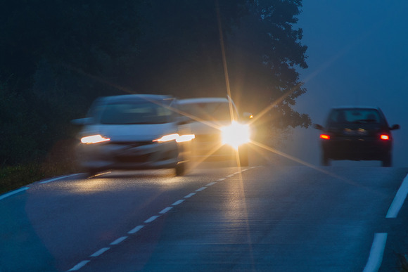 【笑撃】アホ警察「ハイビームにしろ」
