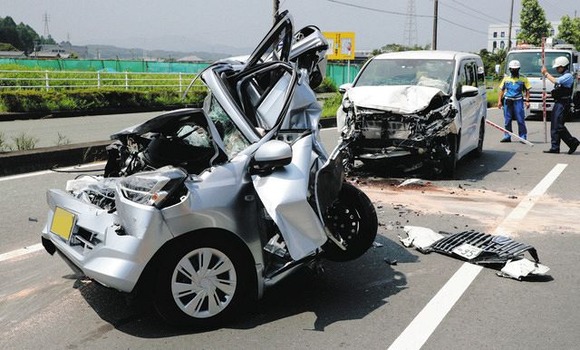 【画像】信号待ちの軽自動車さん、追突されてめちゃくちゃ縮む