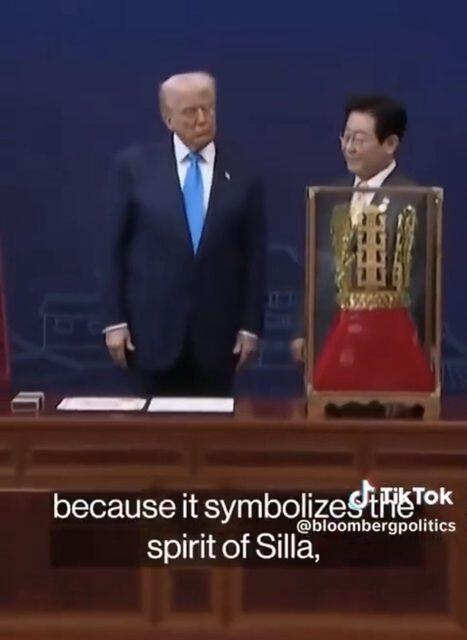 【悲報】トランプ大統領、韓国大統領から金の王冠を受け取るも浮かない表情・・・・・・・