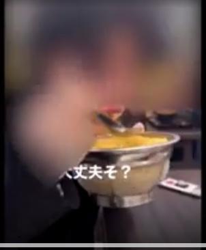 【悲報】　今度はうどん店で天カスを共有スプーンで頬張る迷惑動画が見つかる・・・