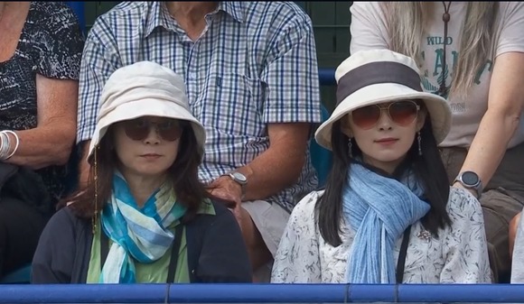 【悲報】檜山沙耶（おさや）、有閑マダムの様な格好で彼氏の応援に駆けつけるｗｗｗｗｗｗｗｗｗｗ