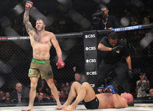 【最強】　皇帝ヒョードル（46）引退試合でタイトルマッチに挑んだ結果ｗｗｗｗｗｗｗ