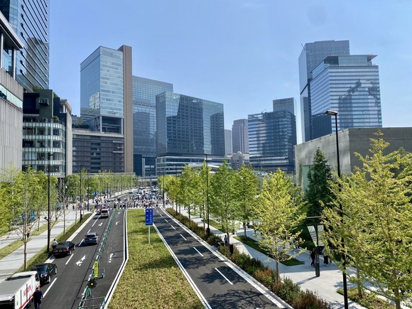 【画像】大阪、トチ狂って梅田のド真ん中に巨大な緑地公園造ってしまう・・・・・・・・・