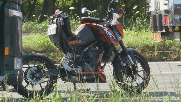 【画像あり】 大型トラックが高級バイクに追突してバイクが圧縮される・・・