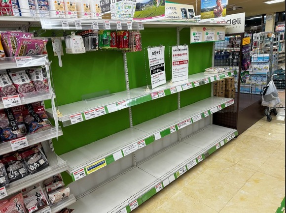 【悲報】全国のスーパーの米売り場、もはや空気しか残って無いｗｗｗｗｗｗｗｗｗｗｗｗ