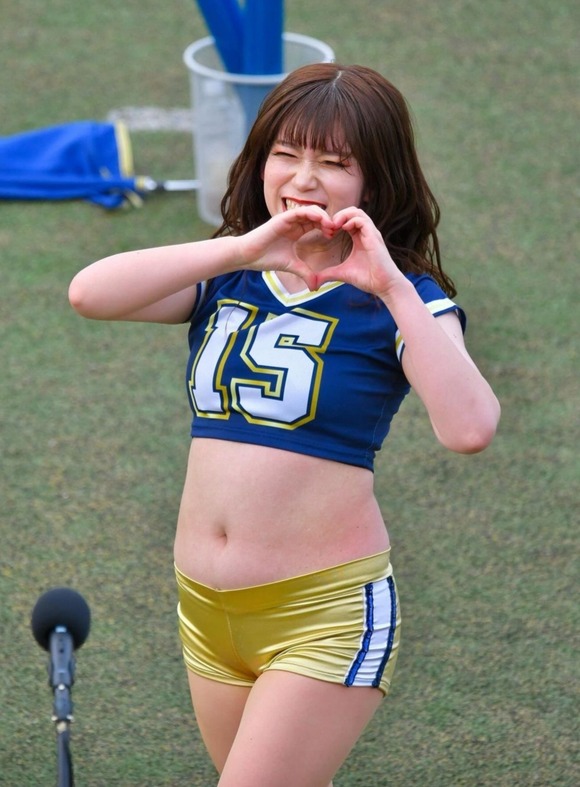 【画像】チアガール「残念でした～！これは見せ腹なので見えても大丈夫で～す」