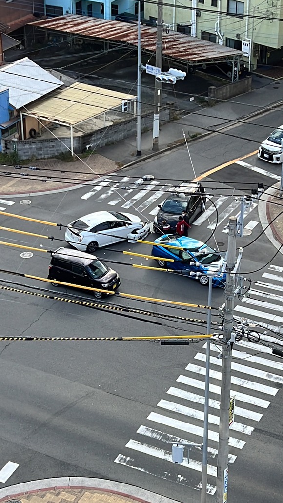 【悲報】プリウスとプリウスとプリウス、事故ってしまうｗｗｗｗｗｗｗｗｗ