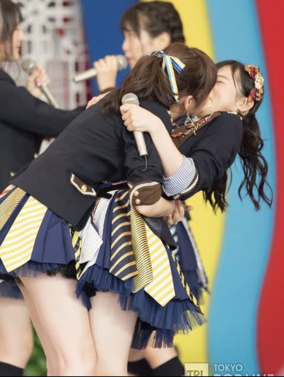 【悲報】指原莉乃さん、13歳の少女に”ガチキス”をし炎上してしまう・・・・・・・・・・・