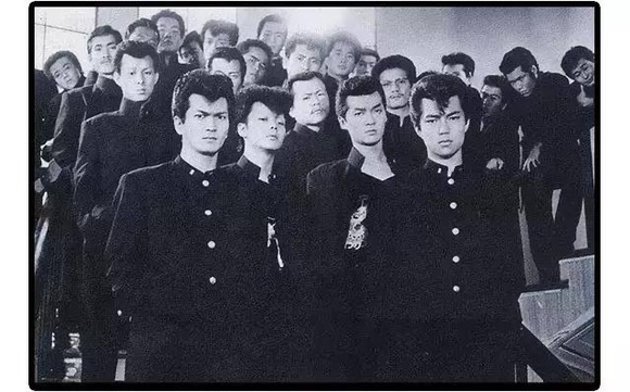 【画像】昭和のヤンキーの集合写真怖すぎワロタｗｗｗｗｗｗｗｗｗ