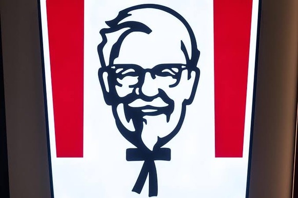 【画像あり】　彡(;)(;)「カーネルサンダースのリボンが二度と見えなくなった・・・」