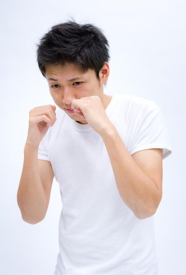 【悲報】美容師「筋肉すごいですね！格闘技とかやってそう」ワイ「公園で蹴りの練習してます」