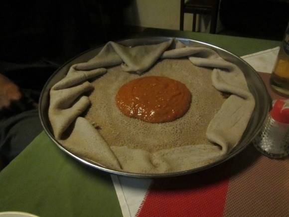 【画像】エチオピア人「日本人か？これが俺らが普段食ってるものだ、食え」