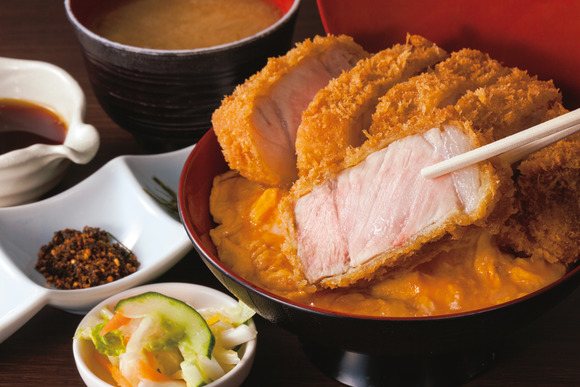 【朗報】“閉じない”カツ丼、ガチでとんでもないブームを巻き起こすｗｗｗ（※画像あり）