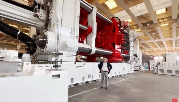 【画像あり】イーロン・マスク「もしかして、デカい機械を使えば車体を一発で作れるんじゃないか？」➡大成功