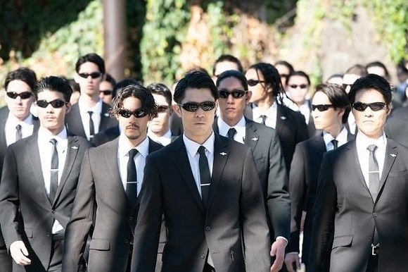 【悲報】愛知の中学校で、番組「逃走中」をまねる →サングラスかけた鬼ごっこでけが・・・