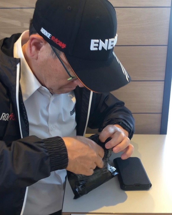 【悲報】トヨタ信者の男性、ハッピーセットを買って大騒ぎしてしまうｗｗｗｗｗｗｗｗｗｗｗｗｗｗｗｗｗｗｗｗｗ