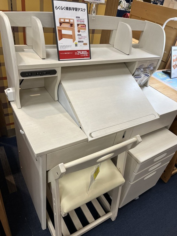 【画像あり】最新の子供向け勉強机、USB完備で角度もつけられるｗｗｗｗｗｗｗｗｗ