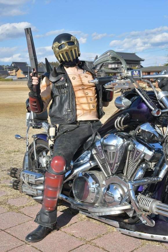 【画像あり】「北斗の拳」ジャギのコスプレで大型バイクにまたがると茨城の魅力を発信することになるらしいｗｗｗｗｗ