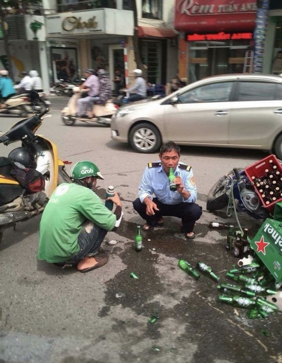 【朗報】ベトナムの警察官、事故現場でとんでもないことをするｗｗｗｗｗｗｗｗｗ(画像あり)