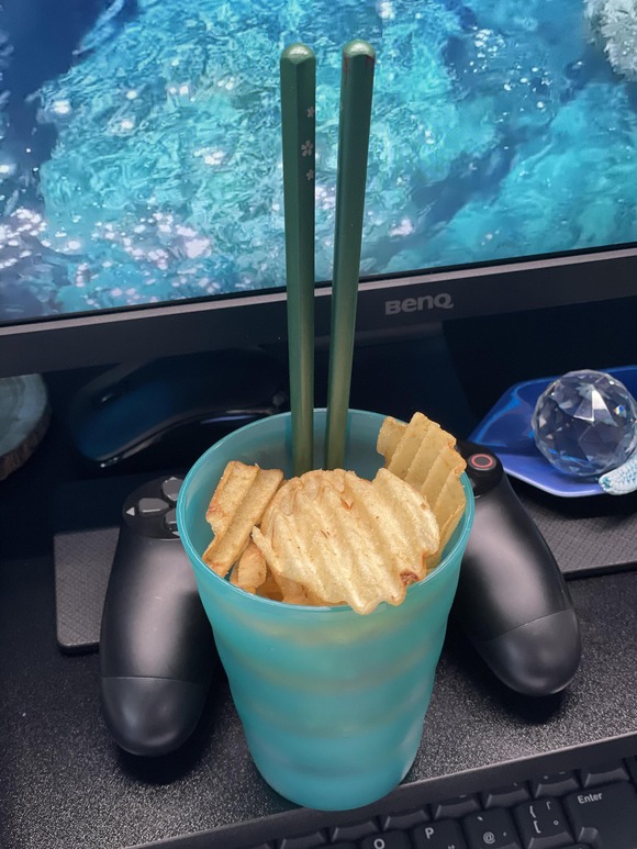 【悲報】最近の日本人、ポテトチップを箸で食べる人が急増ｗｗｗｗｗｗｗｗｗ