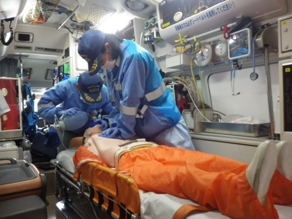 【悲報】救急隊員が看護師に『救命処置』を指示し、心肺停止した患者を無事救助！ →なお救急隊員は懲戒処分・・・・・・・