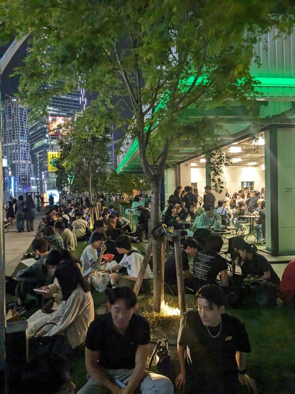 【悲報】東京の若者の間で「ただ道端に座って会話すること」が流行してしまうｗｗｗｗｗｗｗｗｗｗｗｗｗ