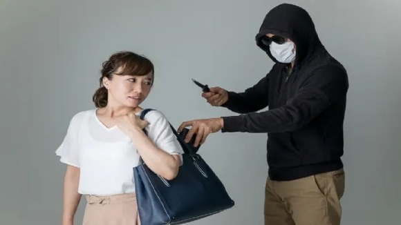 【唖然】女さん、突然路上でインドネシア人にフルボッコにされて600円奪われる・・・・・