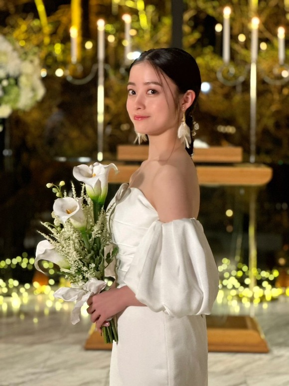 【画像】橋本環奈ちゃん(24)、美しすぎるウェディングドレス姿を披露する