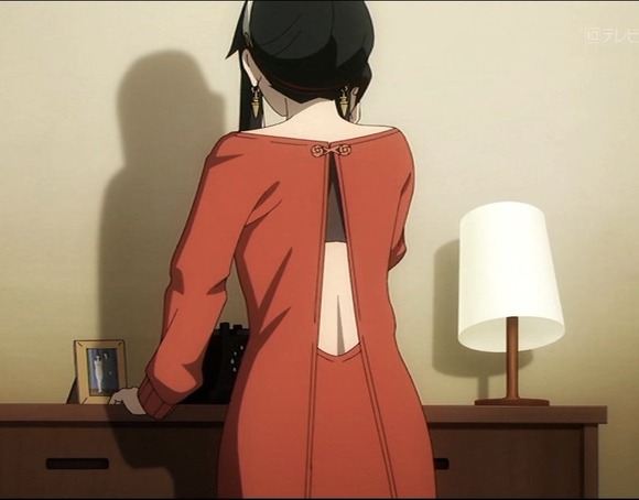 【急募】　SPY×FAMILYのヨルさんが背中の見える服を家で着てる理由ｗｗｗｗｗｗ