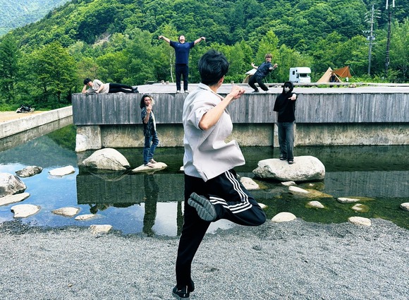 【悲報】カードゲーマーさん、ネットでよく見る四天王バトルの写真をパロり炎上してしまうｗｗｗｗｗｗｗｗｗｗｗｗｗｗｗｗ