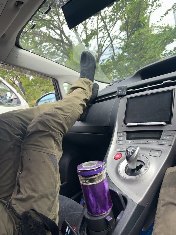 【画像】車のダッシュボードに『足を乗せて』事故った人の末路がヤバすぎる・・・・・・・