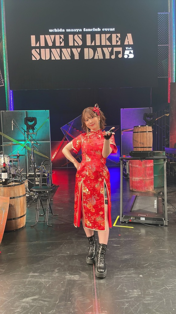 【画像あり】No.1可愛い声優の内田真礼さん、とんでもない厚底ブーツを履いてしまう