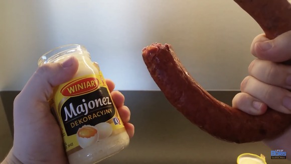 【悲報】観客席でビンのマヨネーズを食べていただけの男、盛大に晒される・・・