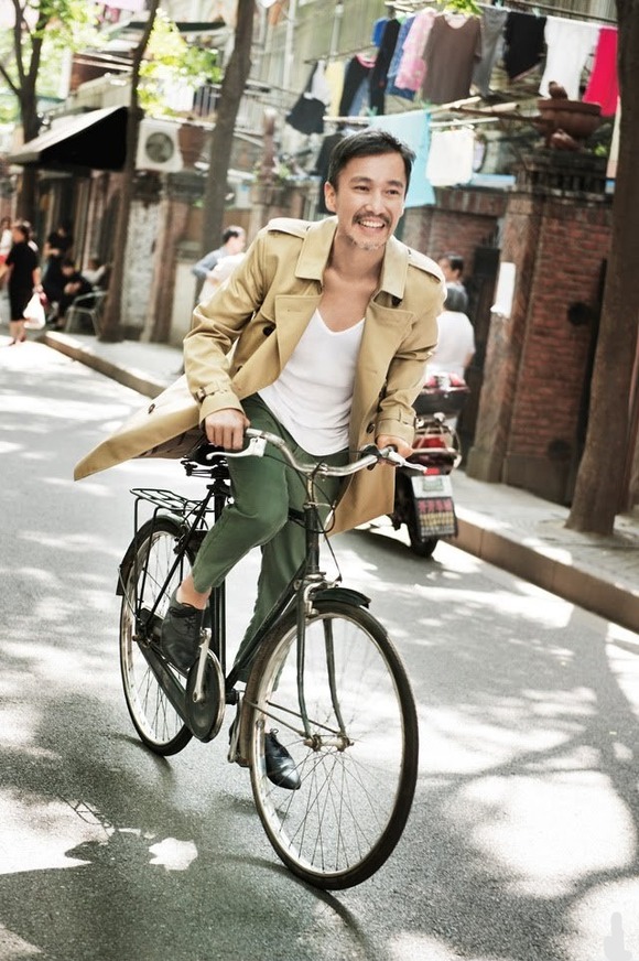 【画像あり】トレンチコートを着て颯爽と自転車を漕ぐ男がカッコよすぎるｗｗｗｗｗｗｗｗｗｗ