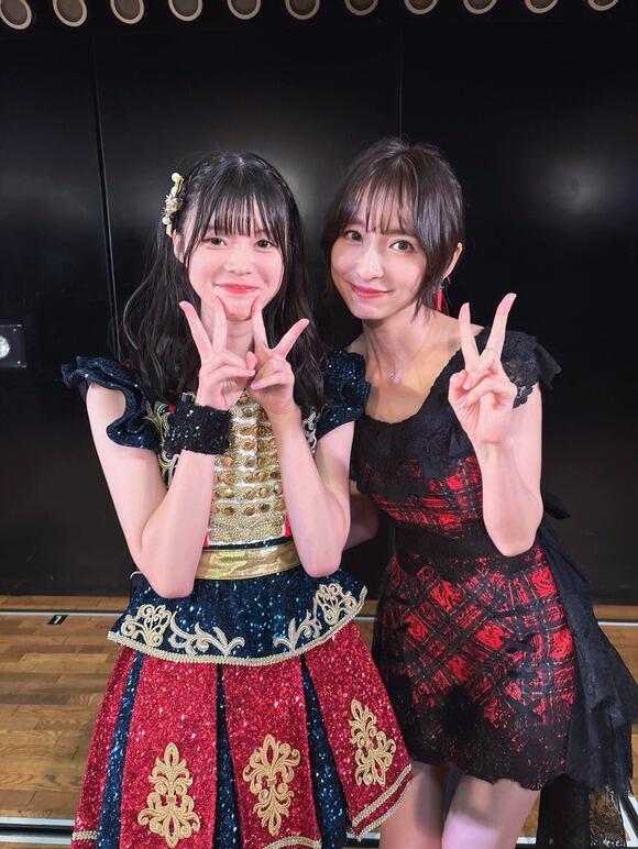 【画像】篠田麻里子さん(38)ミニスカアイドル衣装で、現役AKBを公開処刑してしまうｗｗｗ