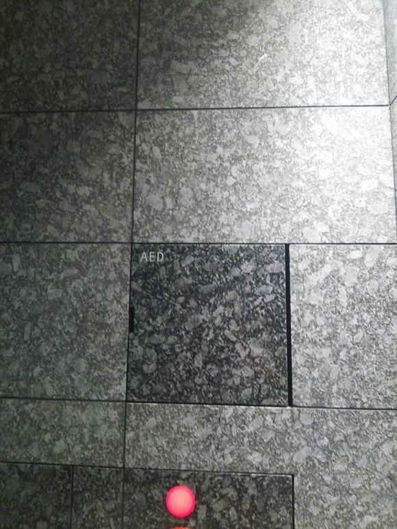 【画像あり】　命を刈り取るデザインのAED置き場、発見されるｗｗｗｗｗｗｗｗｗｗ