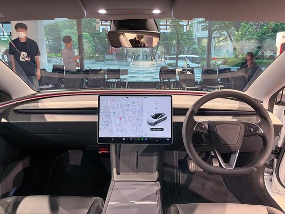 【画像】テスラ車さん、もはや何でもありになるｗｗｗｗｗｗｗｗｗ