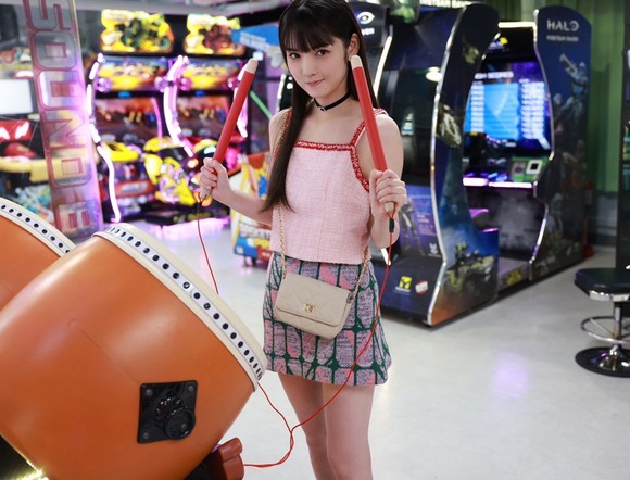 【画像】道重さゆみさん、夏休みのJCみたいな恰好で太鼓の達人をプレイｗｗｗｗｗ