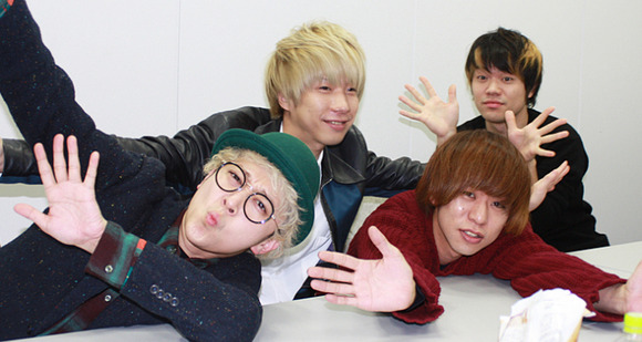 【悲報】ボーカル・作詞作曲・営業活動・その他雑務を担当してた人、虐められて追放される・・・