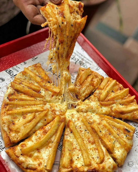 【悲報】ピザ屋さん、フライドポテトをピザに敷き詰めてしまうｗｗｗｗ