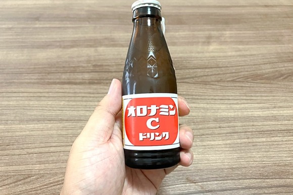 【悲報】知らんおっさんから貰ったオロナミンC飲んだJC3人、搬送されるも薬物反応なし・・・・・