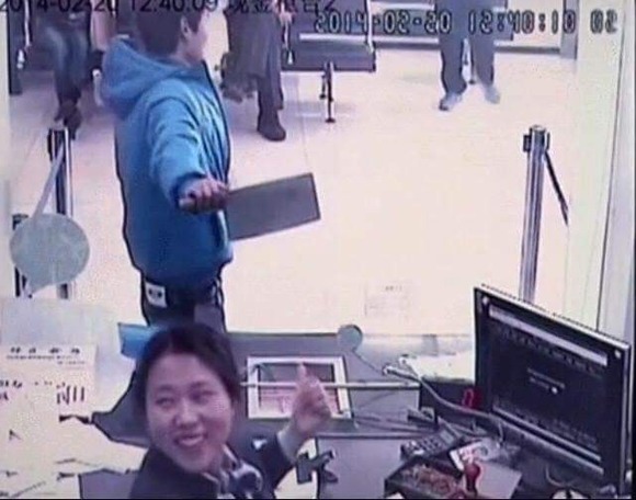 【悲報】銀行強盗さん、とんでもない剣を持ってきてしまい銀行大パニック・・・・・・・・