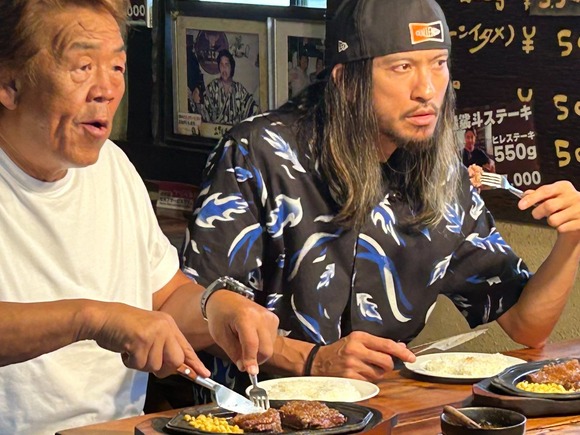 【画像あり】元長瀬智也さん（45）、ステーキ食う姿がカッコ良すぎてバズる